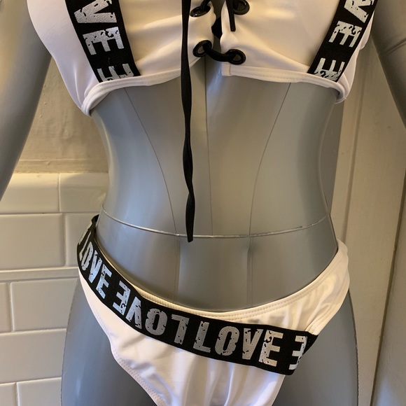 Bikini - Picture 5 of 8